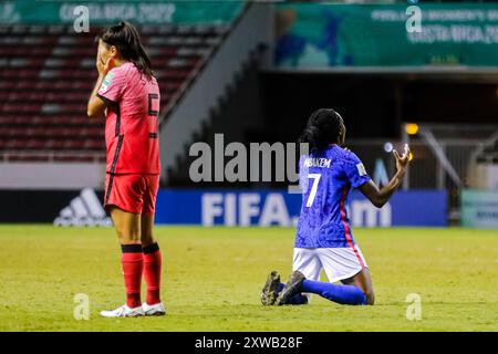 Suin Lee aus Korea und Esther Mbakem Niaro aus Frankreich beim Spiel Frankreich gegen Korea am August beim FIFA U-20-Frauen-Weltmeisterschaft Costa Rica Stockfoto