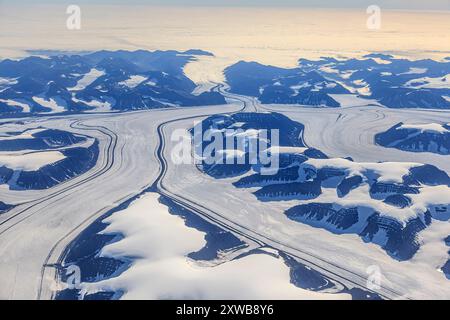 Aus der Vogelperspektive auf Gletscherzungen und Gletscher an der Küste mit spektakulären Bergen, Tasiilaq, Ostgrönland, Grönland Stockfoto