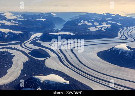 Aus der Vogelperspektive auf Gletscherzungen und Gletscher an der Küste mit spektakulären Bergen, Tasiilaq, Ostgrönland, Grönland Stockfoto