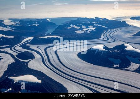 Aus der Vogelperspektive auf Gletscherzungen und Gletscher an der Küste mit spektakulären Bergen, Tasiilaq, Ostgrönland, Grönland Stockfoto