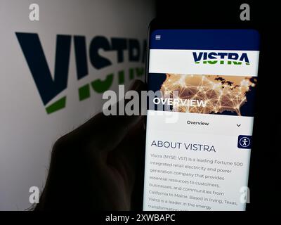 Person, die ein Mobiltelefon hält, mit der Webseite des US-Energieunternehmens Vistra Corp. Vor dem Geschäftslogo. Konzentrieren Sie sich auf die Mitte des Telefondisplays. Stockfoto