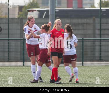 Birmingham, Großbritannien. August 2024. Northampton Towns Jade Bell wird dafür gratuliert, dass er für die Northampton Town Women im FA Womens National League-Spiel gegen Leafield Athletic im Castle Vale Stadium Birmingham einen Gewinn erzielt hat. Quelle: Clive Stapleton/Alamy Live News Stockfoto