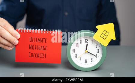 Das ultimative Hypotheken-Checklisten-Konzept. Umfassender Leitfaden, der alle wesentlichen Schritte und Dokumente für die Sicherung einer Hypothek beschreibt. Notizen in der Hand von Stockfoto