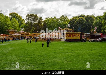 24. September 2022: Blick über den war Memorial Park in Basingstoke mit Blick auf die Travelling Carters Steam Fair mit traditionellen Fahrgeschäften und Attraktionen Stockfoto