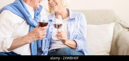 Glücklichen Ruhestand. Liebevolle senior Paar entspannende mit Wein Stockfoto
