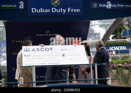 Ascot, Berkshire, Großbritannien. August 2024. The Leading Yard erhielt heute einen Scheck über £ 12,5000 beim Dubai Duty Free Shergar Cup in Ascot, Berkshired. Kredit: Maureen McLean/Alamy Stockfoto