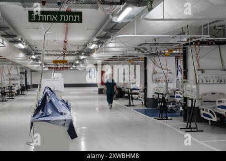 Jerusalem, Israel. August 2024. Eine Krankenschwester führt eine letzte Inspektion im Hadassah Hospital Mt. Unterirdische Einrichtung Scopus, die jetzt für den Fall einer schweren Eskalation der Kriegsführung vorbereitet wurde, einschließlich möglicher Raketenangriffe durch Bedrohungen wie das iranische Regime, die Hisbollah im Libanon, die Huthis im Jemen, schiitische Milizen im Irak, die Hamas im Gazastreifen oder verschiedene palästinensische Fraktionen im Westjordanland. Die unterirdische Station ist mit rund 150 Betten und umfassenden medizinischen Einrichtungen ausgestattet. Quelle: Nir Alon/Alamy Live News Stockfoto