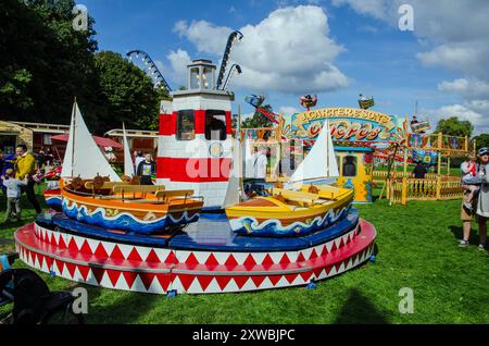 24. September 2022: Besucher genießen die Sonne und die farbenfrohen Fahrgeschäfte und Attraktionen auf der Carters Steam Fair im war Memorial Park, Basingstoke On Stockfoto