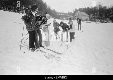 Aktuell 51-10-1971: Seeknochen im Schnee. Die gesamte Crew der jugoslawischen 25.000-Tonnen-Baranja wurde zu einer Skitour eingeladen, als das Boot vor kurzem in Sauda ankam. Keiner von ihnen war vorher Ski gefahren. Foto: Sverre A. Børretzen / aktuell / NTB ***FOTO NICHT VERARBEITET*** dieser Bildtext wird automatisch übersetzt Stockfoto