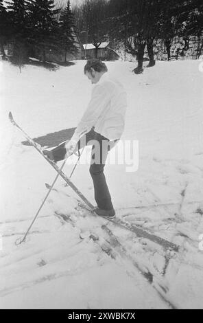 Aktuell 51-10-1971: Seeknochen im Schnee. Die gesamte Crew der jugoslawischen 25.000-Tonnen-Baranja wurde zu einer Skitour eingeladen, als das Boot vor kurzem in Sauda ankam. Keiner von ihnen war vorher Ski gefahren. Foto: Sverre A. Børretzen / aktuell / NTB ***FOTO NICHT VERARBEITET*** dieser Bildtext wird automatisch übersetzt Stockfoto