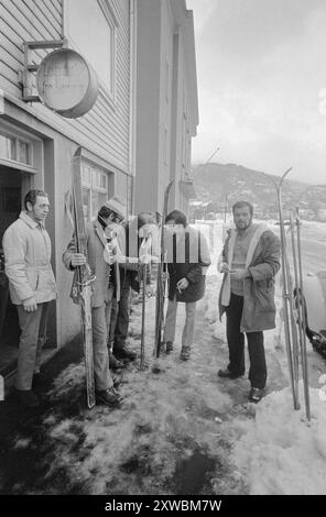 Aktuell 51-10-1971: Meeresbeine im Schnee. Die gesamte Crew der jugoslawischen 25.000-Tonnen-Baranja wurde zu einer Skitour eingeladen, als das Boot vor kurzem in Sauda ankam. Keiner von ihnen war vorher Ski gefahren. Foto: Sverre A. Børretzen / aktuell / NTB ***FOTO NICHT VERARBEITET*** dieser Bildtext wird automatisch übersetzt Stockfoto