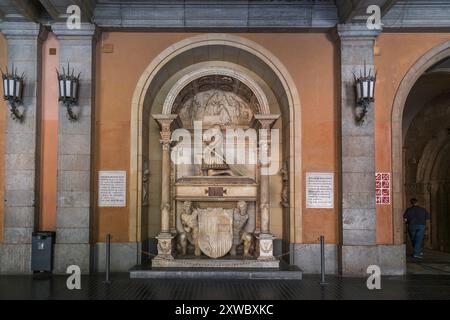 MONTSERRAT, SPANIEN - 15. MAI 2017: Dies ist der Grabstein des Ritters Juan von Aragon in der Basilika des Klosters auf dem heiligen Berg Montse Stockfoto