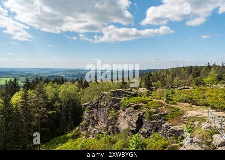 Blick vom Vysoky kamen Hügel im westlichsten Teil der Krusne hory Berge in Tschechien nahe der Grenze zu Deutschland während des schönen Frühlingstages Stockfoto