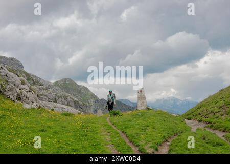 Überqueren Sie die Grenze, Peaks of the Balkans Trail, verfluchte Berge, Montenegro und Albanien Stockfoto