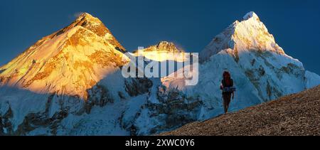 Mount Everest, Blick bei Sonnenuntergang auf den Mount Everest und Lhotse, vom Pumori Basislager aus mit Wanderer oder Touristen, Khumbu-Tal, Sagarmatha National PA Stockfoto