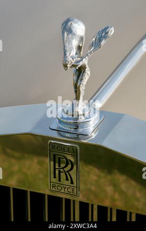 Eine Nahaufnahme des Maskottchens Spirit of Ecstasy auf der Motorhaube eines Rolls Royce. Stockfoto