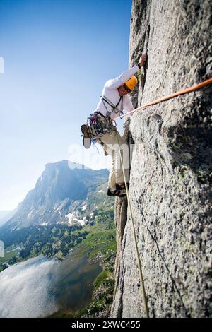 Ein Mann besteigt die klassische Route aus den 50er Jahren, die Nordostwand von Pingora im Cirque of the Towers, Wind River Range, Wyoming Stockfoto