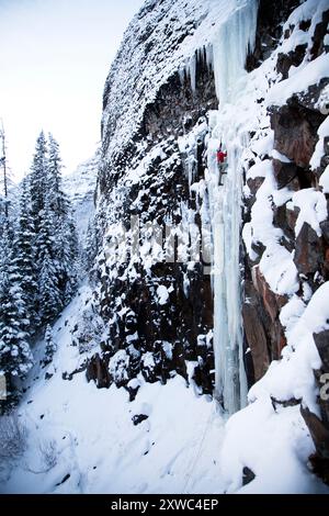 Ein Mann bestieg die Route Responsible Family man, einen gefrorenen vertikalen Wasserfall im Hyalite Canyon von Montana, der mit WI 5 bewertet wurde. Stockfoto