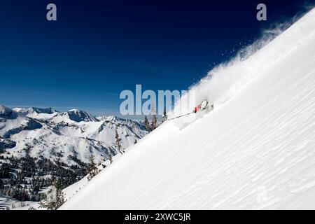 Ein männlicher Skifahrer Ski Neuschnee in den Wasatch Backcountry, Utah. Stockfoto