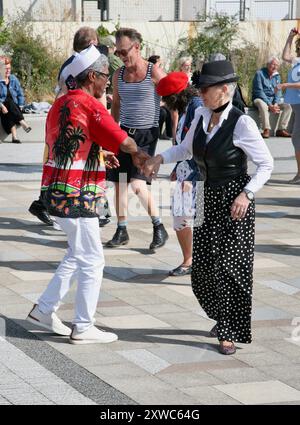 Dancing on the Mussel Tank, Lytham Green, Lytham St Annes, Lancashire, Vereinigtes Königreich, Europa am Sonntag, 18. August 2024 Stockfoto