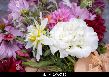 Nahaufnahme eines bunten Blumenstraußes mit weißen, rosa und roten Blumen Stockfoto