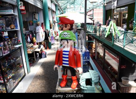 Saint-Ouen-sur-seine (Pariser Gegend): Flohmarkt Saint-Ouen „marche aux puces“. LEGO Figur in einem Gang und Antiquitätenläden Stockfoto