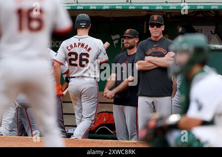 Oakland, USA. August 2024. Bob Melvin (6), der Trainer der San Francisco Giants, sieht an, wie Matt Chapman (26) am Samstag, den 17. August 2024, im neunten Inning im Coliseum in Oakland, Kalifornien, wieder in die Dugout geht. (Foto: Ray Chavez/Bay Area News Group/TNS/SIPA USA) Credit: SIPA USA/Alamy Live News Stockfoto