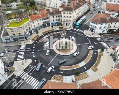 Tassin-la-Demi-Lune (Zentralfrankreich), 05.12.2023: Luftaufnahme des Platzes Place de l'Horloge, Verkehrshotpunkt im Westen Lyons (47.000 Fahrzeuge S. Stockfoto