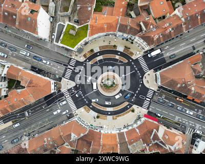 Tassin-la-Demi-Lune (Zentralfrankreich), 05.12.2023: Luftaufnahme des Platzes Place de l'Horloge, Verkehrshotpunkt im Westen Lyons (47.000 Fahrzeuge S. Stockfoto