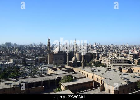 Panoramablick auf Kairo mit Sultan Hassan Moschee, Ägypten Stockfoto