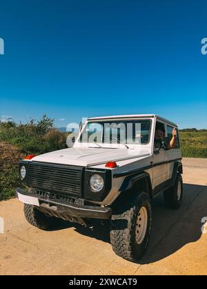 Ein weißer klassischer suv parkt auf einer Straße Stockfoto