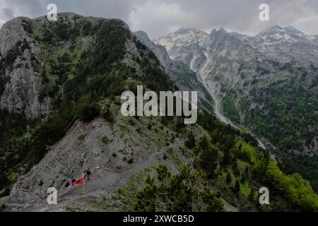 Sie überqueren den Valbona Pass, Peaks of the Balkans Trail, verfluchte Berge, Theth, Albanien Stockfoto