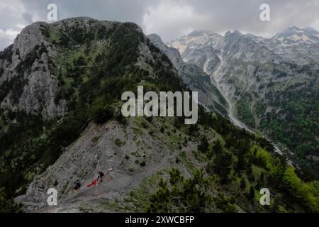 Sie überqueren den Valbona Pass, Peaks of the Balkans Trail, verfluchte Berge, Theth, Albanien Stockfoto