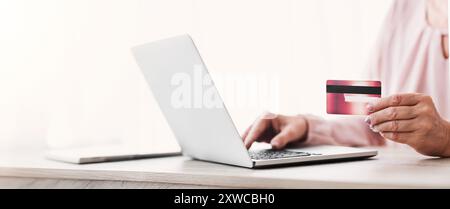 Zugeschnittenes Bild der alten Frau, die online kaufen Stockfoto