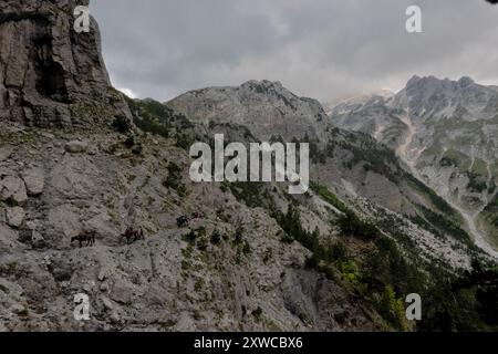 Sie überqueren den Valbona Pass, Peaks of the Balkans Trail, verfluchte Berge, Theth, Albanien Stockfoto