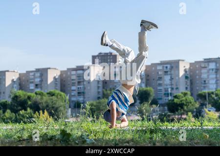 Junge Tänzerin, die Urban Dance Steps macht Stockfoto