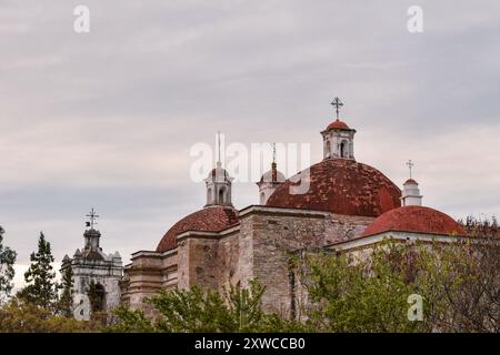 Mitla Oaxaca, Mexiko. Wunderschöne, farbenfrohe, alte katholische Kirche Stockfoto