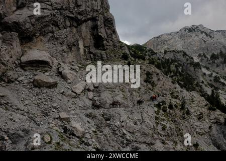 Sie überqueren den Valbona Pass, Peaks of the Balkans Trail, verfluchte Berge, Theth, Albanien Stockfoto