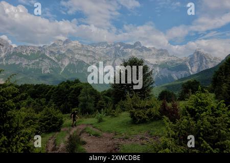 Sie überqueren den Valbona Pass, Peaks of the Balkans Trail, verfluchte Berge, Theth, Albanien Stockfoto