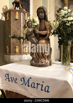 Die Wandermadonna, eine verehrte 40 cm große Marienstatue in der Pfarrkirche Dürnbach, Österreich. Stockfoto