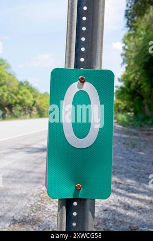 Nahaufnahme der Wegmarkierung Null auf einem Autobahnschild Stockfoto