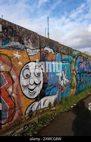 Thomas the Tank Engine Graffiti entlang des River Avon Fußweges in der Nähe des Brocks Bridge Way und der Station Bristol Temple Meads in Bristol, England, Vereinigtes Königreich Stockfoto