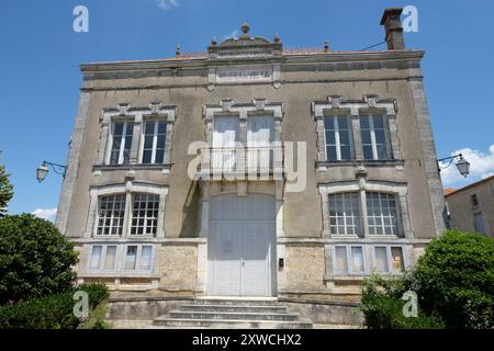 Hotel de Ville (geschlossen) in Tusson (Rue de la Place), Frankreich. Stockfoto