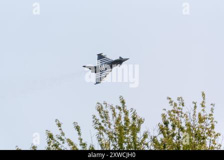 Royal Air Force Eurofighter Typhoon FGR4 Kampfflugzeug ZJ913 speziell lackiert in einem D-Day Jubiläumsschema der Kriegszeit. Wende in Distanz Stockfoto