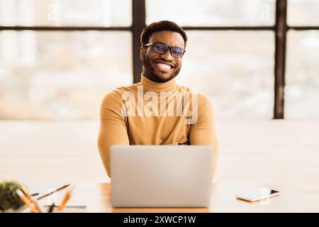Porträt eines fröhlichen schwarzen Mannes mit Blick auf die Kamera Stockfoto