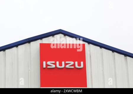 Saint Georges, Frankreich - 27. April 2024: Isuzu-Logo an der Wand. Isuzu ist ein japanischer multinationaler Automobilhersteller Stockfoto