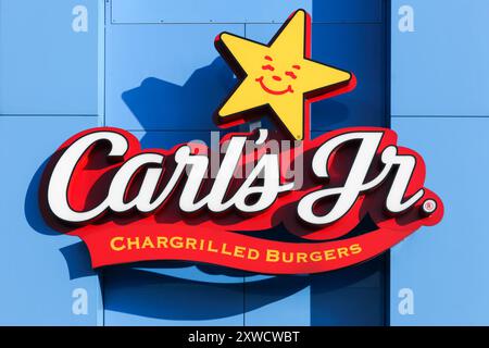 Tilst, Dänemark - Oktober 14, 2018: Carl's Jr Logo auf eine Wand. Carl's Jr. ist eine US-amerikanische Fast-Food-Restaurant Kette durch CKE Restaurant Betriebe betrieben Stockfoto