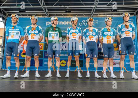 Ringkøbing, Dänemark. August 2024. Die Fahrer aus dem Team dsm-firmenich PostNL waren vor der zweiten Etappe der PostNord Danmark Rundt 2024 auf dem Podium. Stockfoto