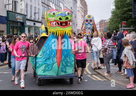 Farbenfrohe Drachenflotte im Stadtzentrum bei der jährlichen multikulturellen Karnevalsparade in Belfast Mela. Belfast, Großbritannien - 17. August 2024. Stockfoto