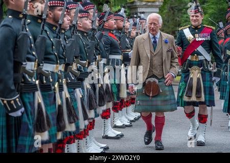 König Karl III. Inspiziert die Balaklava Kompanie, 5. Bataillon, das Royal Regiment of Scotland, vor den Toren von Balmoral, während er Sommerresidenz in der Burg nimmt. Bilddatum: Montag, 19. August 2024. Stockfoto